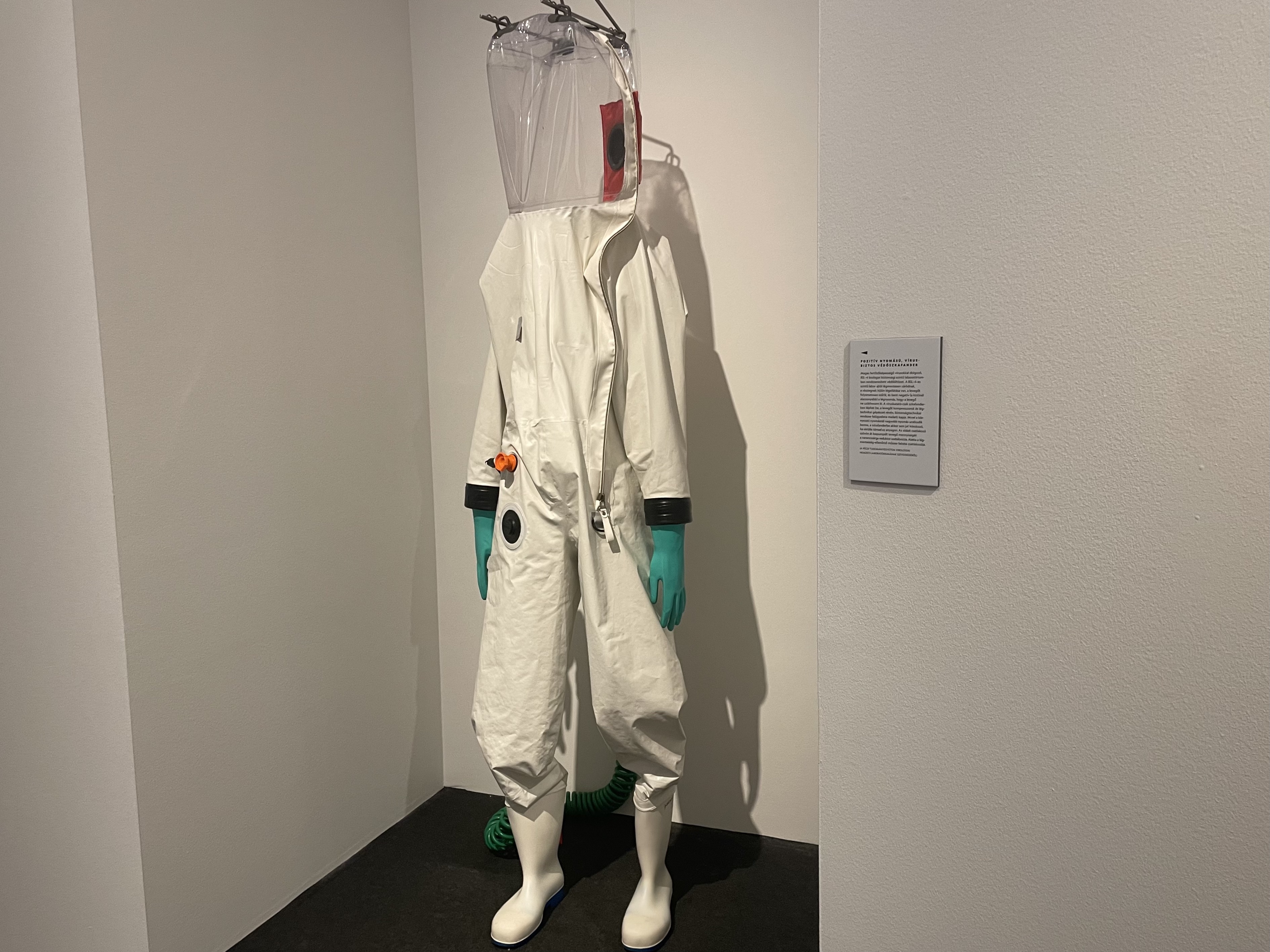 BSL-4-es laboratóriumban használt szkafander